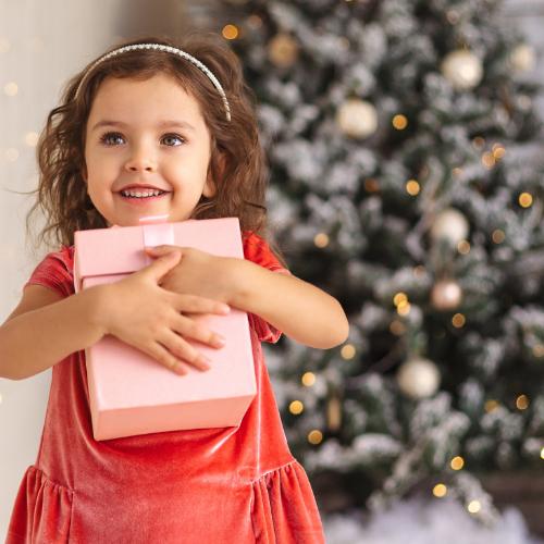 O prezentach dla dziecka warto pomyśleć z dużym wyprzedzeniem. Prezenty powinny sprawić radość, ale też nie przytłaczajmy dziecka nadmierną ilością. (fot. iStock)