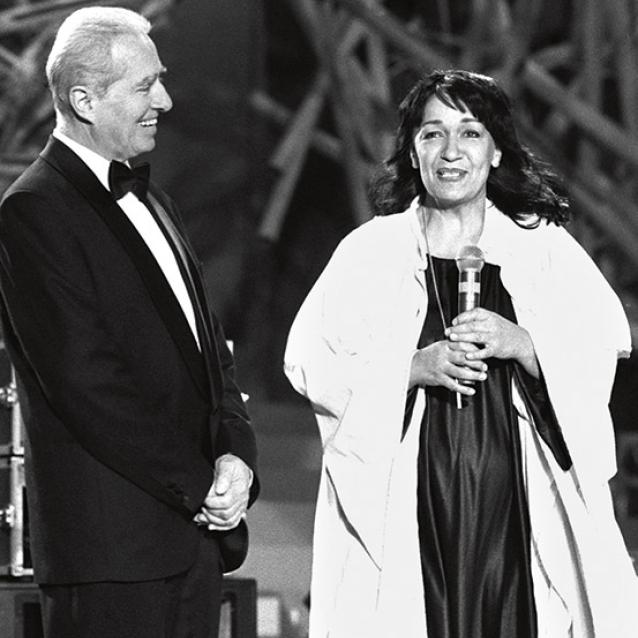 Ewa Demarczyk z Lucjanem Kydryńskim na festiwalu w Opolu, na którym artystka otrzymała Złoty Laur, 1993 rok (Fot. PAP)