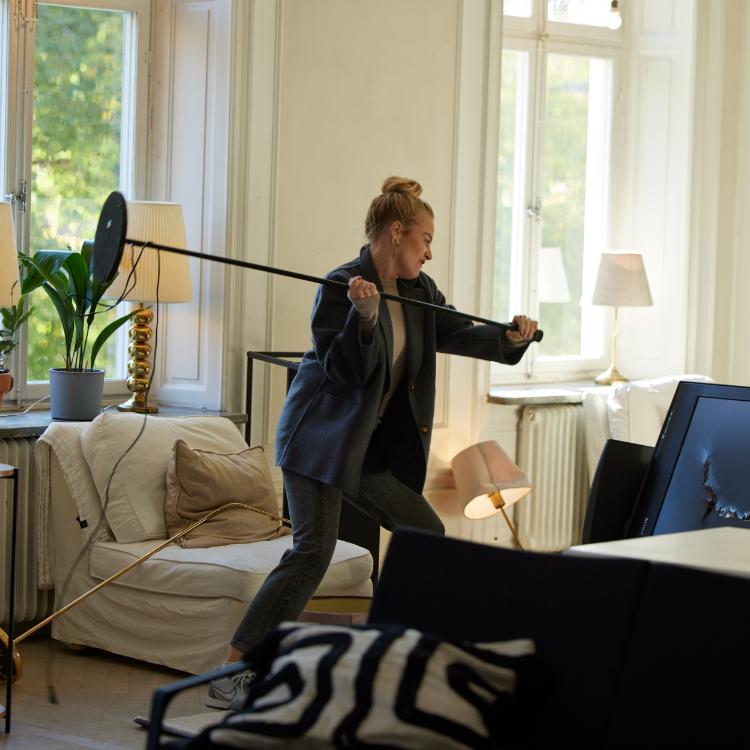 Ida Engvoll jako Sofie Rydman w serialu „Miłość i anarchia” nie raz daje ponieść się emocjom. (Fot. Ulrika Malm/materiały prasowe Netflix)