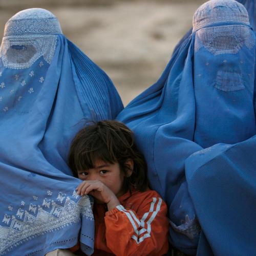 Burka, czyli najbardziej zasłaniający rodzaj okrycia całego ciała kobiet, łącznie z głową i twarzą. Wyjątkiem jest jedynie pozostawienie niewielkiej siatki na oczy, przez którą kobiety mogą widzieć. (Fot. Getty Images)