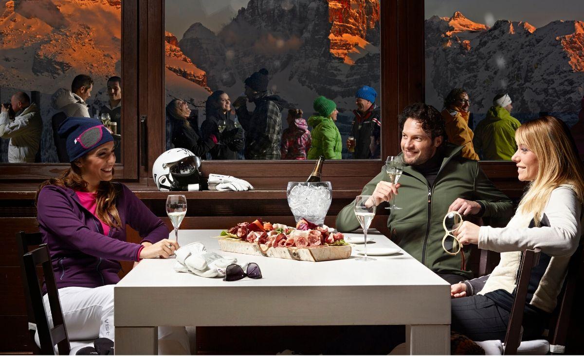  Après-ski w gronie przyjaciół w jednym w wielu lokali położonych w górach. Wyborna kolacja przy akompaniamencie dobrej muzyki. (Fot. materiały prasowe)