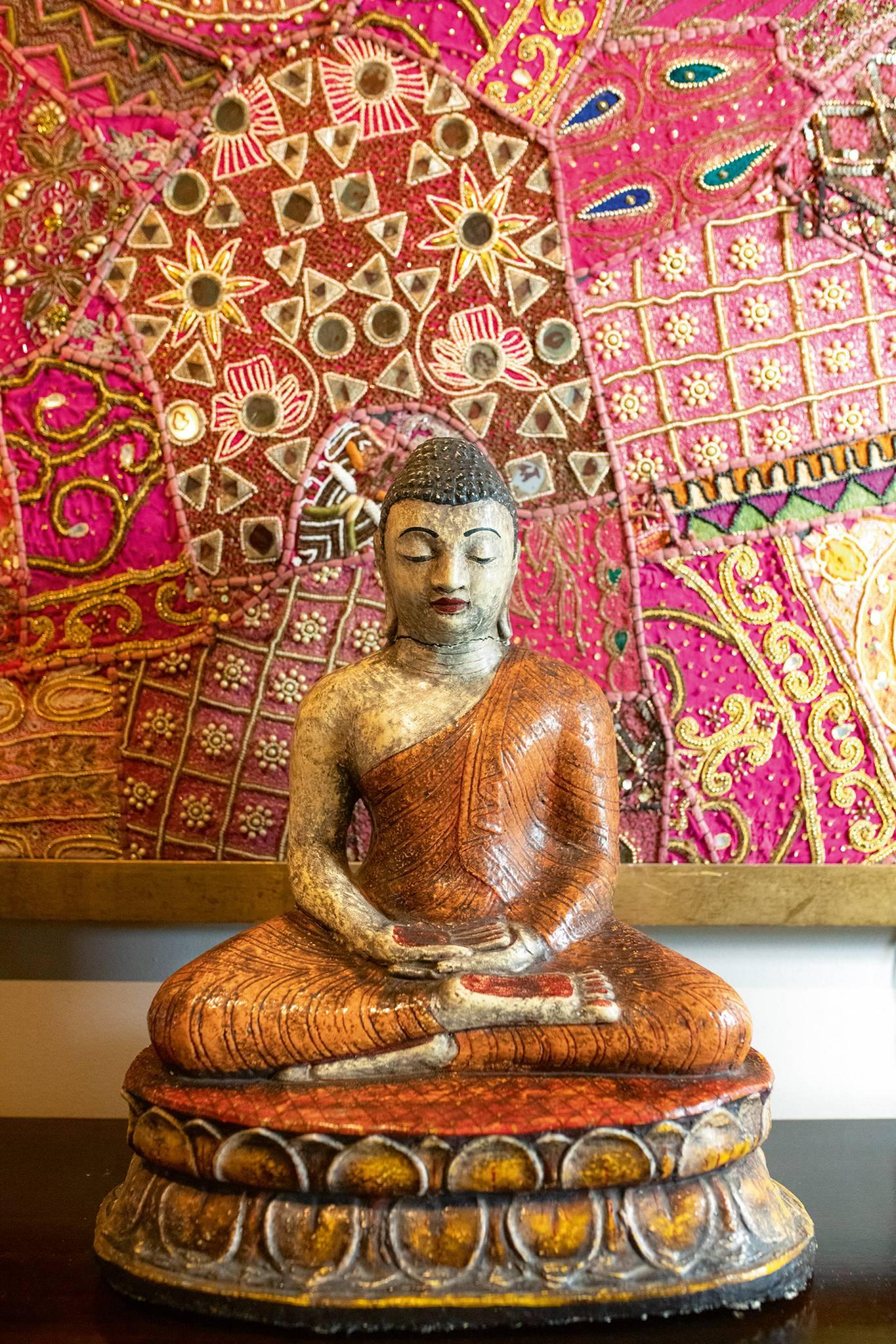  Budda przywieziony ze Sri Lanki na tle antycznych tkanin z Dżajpuru. (Fot. Adam Słaboń/The Dreams Studio)