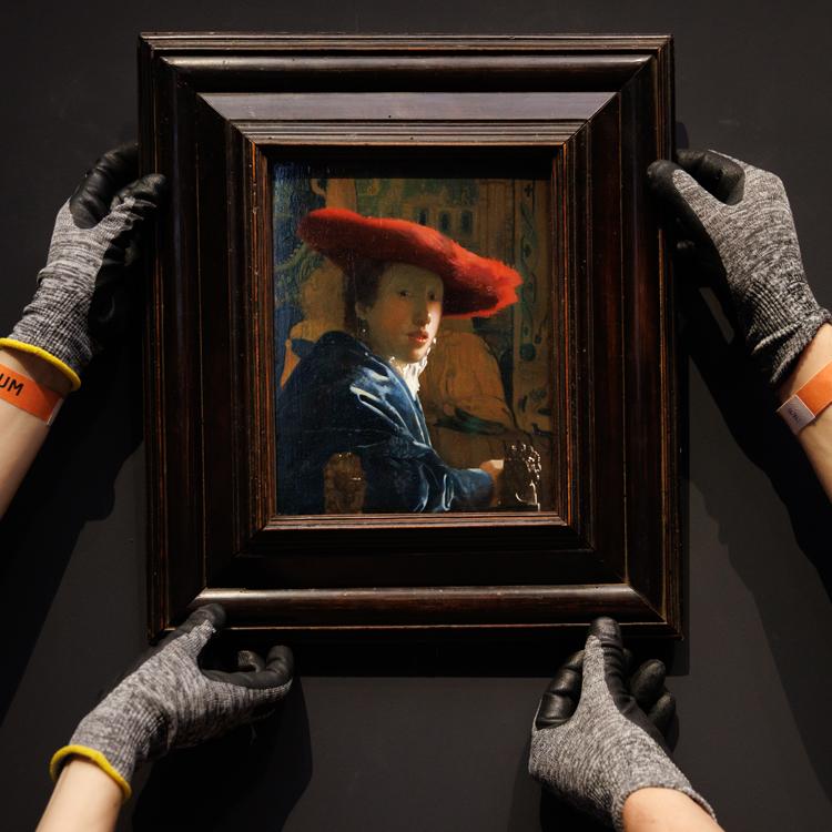 Montaż wystawy obrazów Jana Vermeera w Rijskmuseum w Amsterdamie (Fot. Rijksmuseum/Kelly Schenk)