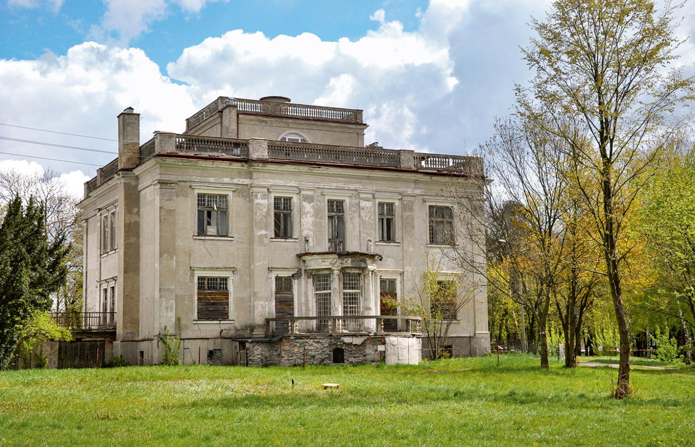 Pałac Wierusz-Kowalskich został wybudowany w latach 1936–1937. Pierwszym właścicielem był Tadeusz Wierusz-Kowalski. Pałac stanowił letnią rezydencję rodziny. Obecnie należy do Brwinowa i jest w trakcie remontu. (Fot. Szymon Szcześniak/Visual Crafters)
