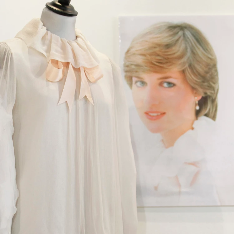 Kultowa bluzka księżnej Diany wkrótce trafi na aukcję. Lady Di miała ją na sobie na portrecie zaręczynowym z 1981 roku. (Fot. Luke MacGregor/Reuters/Forum)