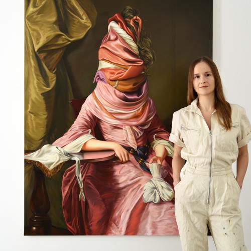 Ewa Juszkiewicz w pracowni, na tle obrazu „Bez tytułu (według Josepha Wrighta)” (2020) (Fot. Studio Photos by Jan Kriwol)