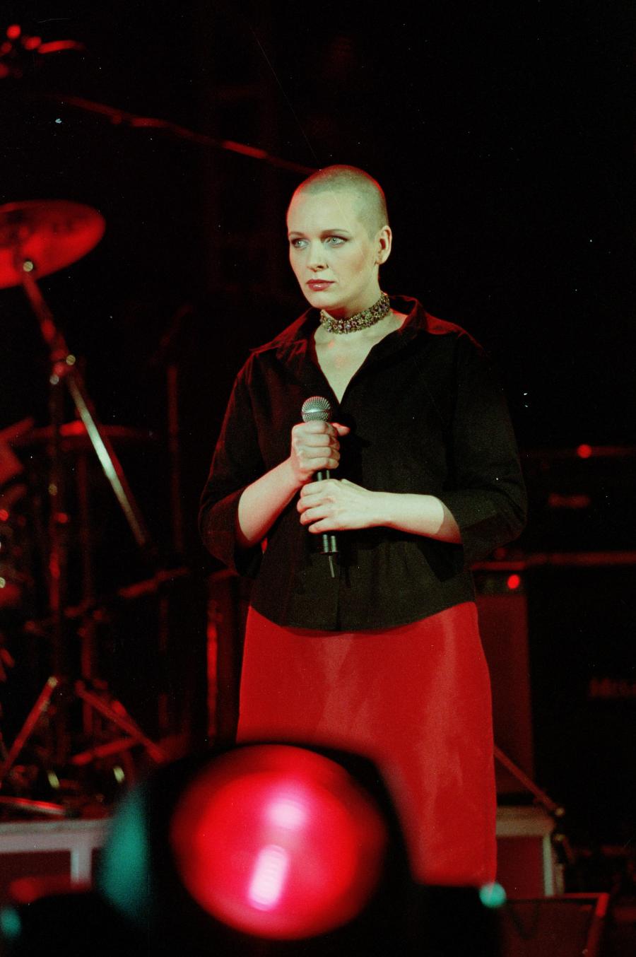 Kasia Nosowska często eksperymentowała z wizerunkiem. Na zdjęciu: podczas koncertu z okazji 25-lecia zespołu Maanam, 2000 rok (Fot. Studio 69/Forum)