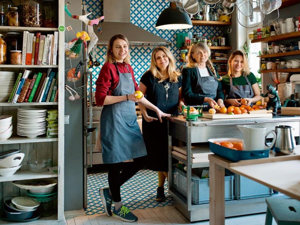  Kuchnia w domu Marty Bradshaw. Od lewej: Sonia, sąsiadka Marty, gospodyni, Małgosia,<br />jedna z osób organizujących kolacje Eataway, sąsiadka Marty Hania. (Fot. Bartosz Siedlik)
