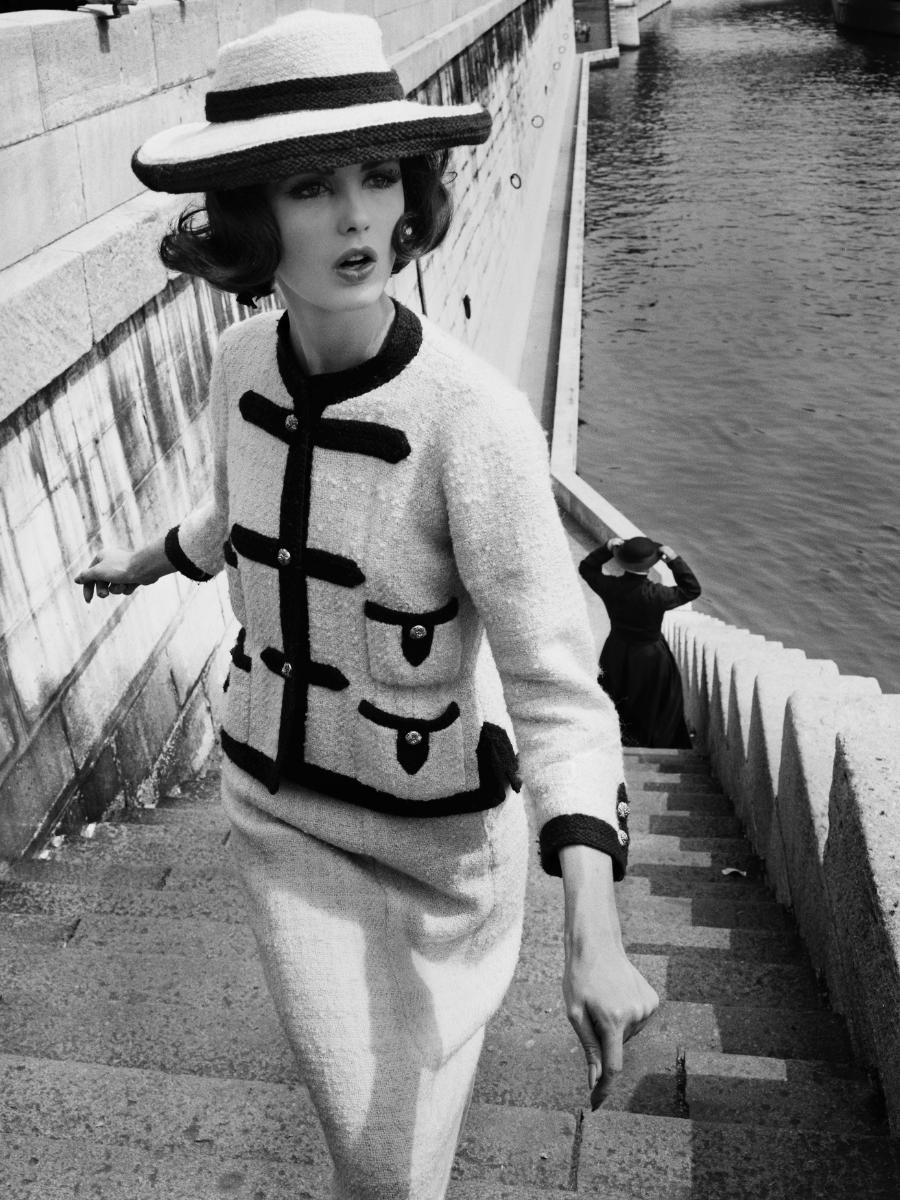 Modelka w kostiumie Chanel w sesji dla magazynu Vogue, 1960 (Fot. William Klein, dzięki uprzejmości V&A Museum)