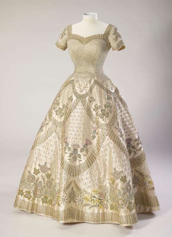 Her Majesty The Queen’s Coronation Dress, designed by Sir Norman Hartnell, 1953 (Fot. materiały prasowe)