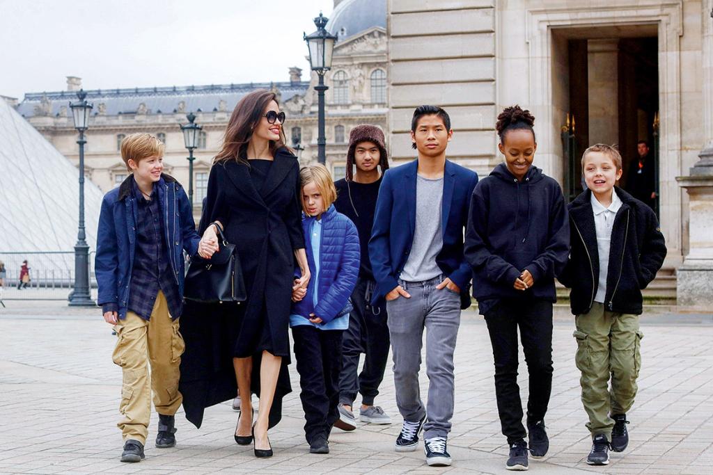 Angelina Jolie i szóstka jej dzieci podczas wizyty w Luwrze, od lewej: Shiloh, Vivienne, Maddox, Pax, Zahara oraz Knox Jolie-Pitt. Paryż (2018). (Fot. META/Backgrid UK/Forum)