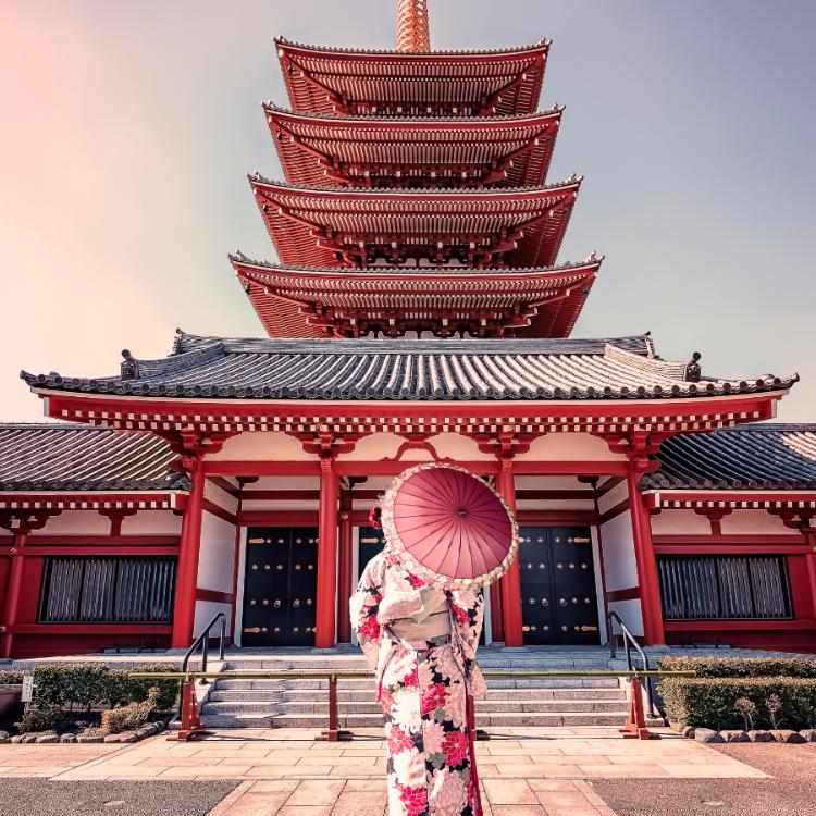 Kobieta w tradycyjnym japońskim stroju przed świątynią Senso-ji w dzielnicy Asakusa (Tokio) (Fot. iStock)