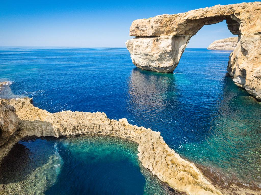  Nieistniejące już Lazurowe Okno - most skalny u wybrzeży wyspy Gozo, położony przy Dwejra. W 2017 r.podczas sztormu formacja skalna załamała się. (Fot. iStock)