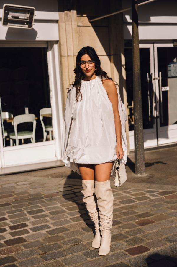 Sukienka bez rękawów do wysokich kozaków – inspiracja z Paryża (Fot. Spotlight. Launchmetrics/Agencja FREE)