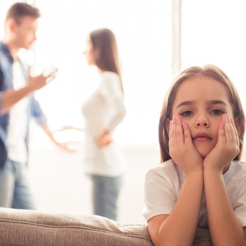 Kłótnia albo rozstanie rodziców jest jak trzęsienie ziemi i co za tym idzie – stanowi zagrożenie dla bezpieczeństwa emocjonalnego dziecka. (fot. iStock)