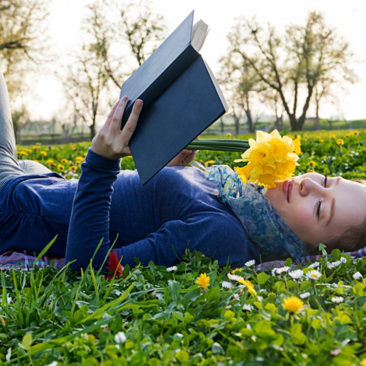 Czytanie książek na łonie natury to wyjątkowo przyjemna forma relaksu. (Fot. iStock)