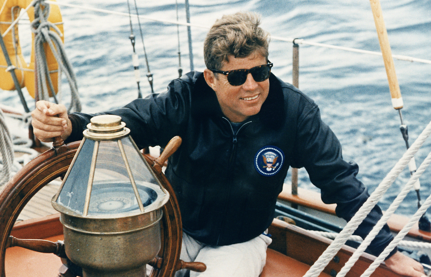 John F. Kennedy w casualowej stylizacji (Fot. Robert Knudsen/Granger/Granger History Collection/Forum)