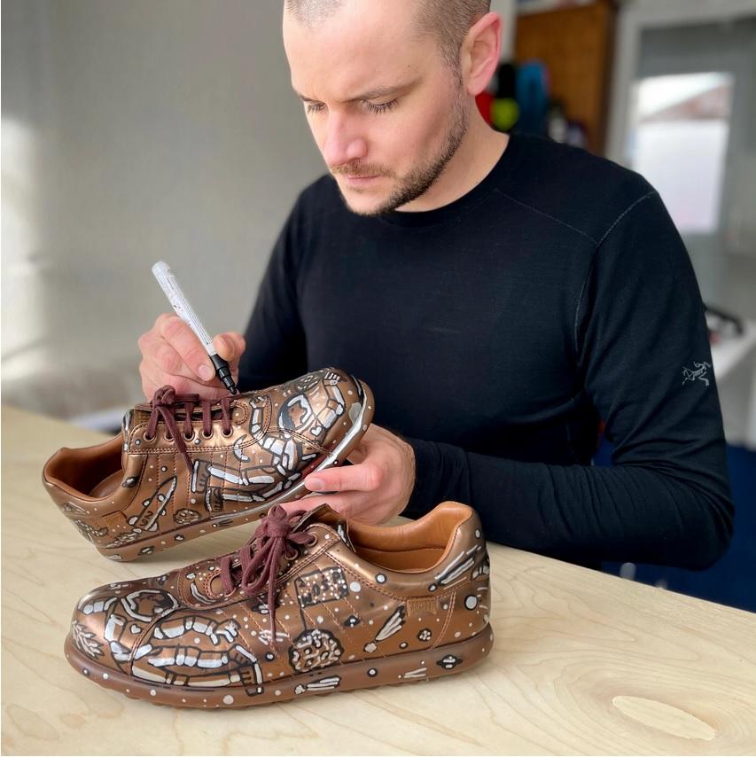  WOŚP 2021 - Jan Bajtlik przy pracy nad kosmicznymi butami, które wystawił na aukcji Rzeczy od serca. (Fot. materiały prasowe)