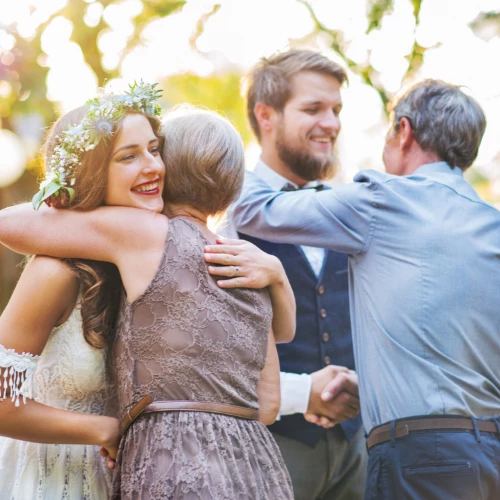 Podziękowania dla rodziców to ważny moment każdego wesela. (Fot. iStock)