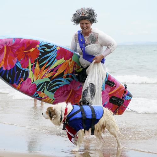 Surfowanie z psem staje się coraz bardziej modne już nie tylko w Australii i USA, ale także w Wielkiej Brytanii. (Fot. Andrew Matthews/PA Images/Forum)