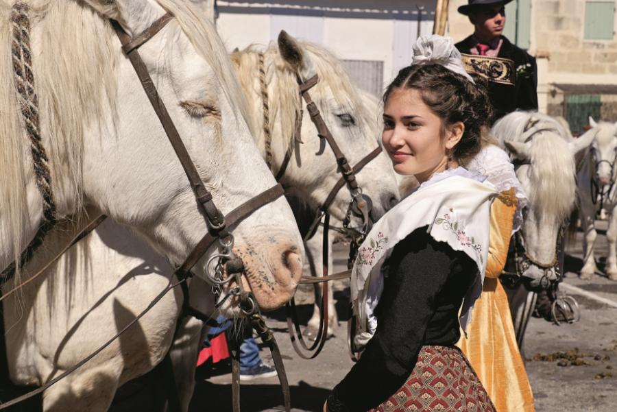  Tradycyjne stroje i białe konie to obowiązkowy element każdego święta w Camargue. (Fot. Anna Janowska)