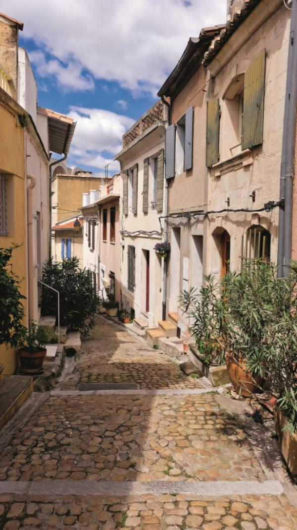  Typowa prowansalska uliczka w Arles, mieście van Gogha. (Fot. Anna Janowska)