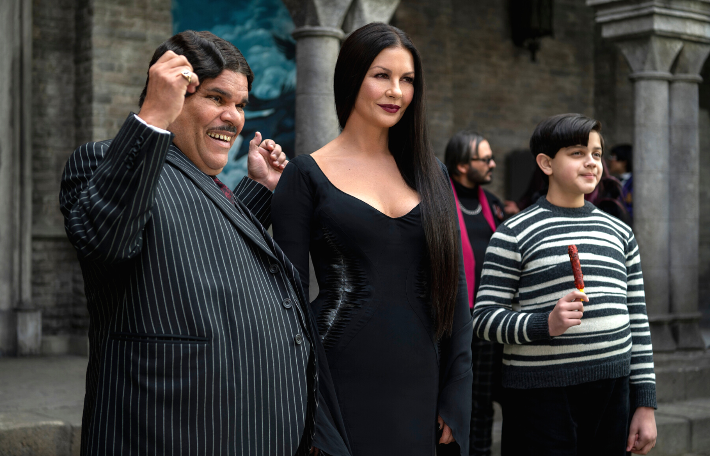 Luis Guzmán, Catherine Zeta-Jones i Issac Ordonez jako serialowa rodzina Addamsów (Fot. materiały prasowe)