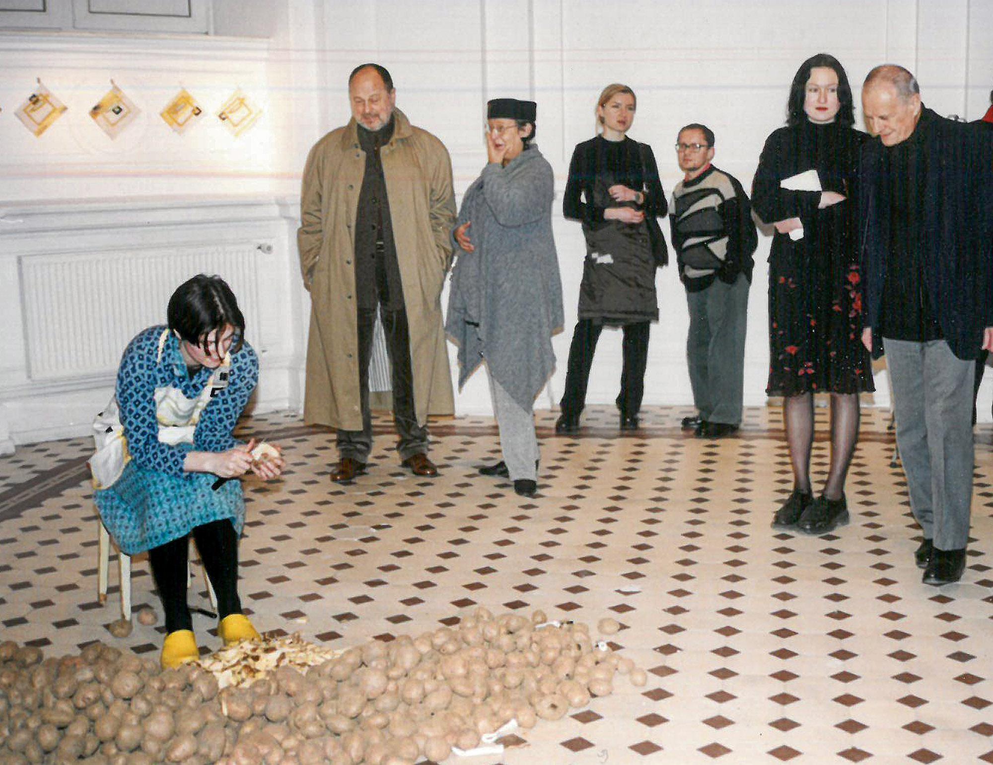  Performance „Obieranie ziemniaków”Julity Wójcik wzbudził nie mniejsze emocje niż incydent z szablą (2001). (Fot. archiwum Zachęty)