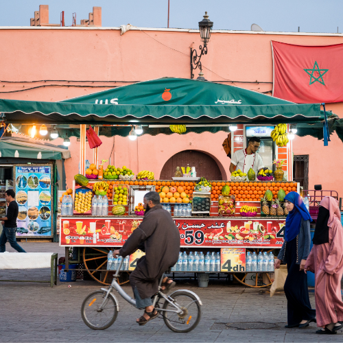 W Maroku ludzie może mają niewiele, ale mają czas: na rozmowę, na spotkanie, na nieprzewidzianą przerwę w podróży. Na zdjęciu: stragan w pobliżu placu Dżemaa El Fna. (Fot. Getty Images)