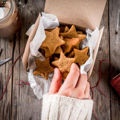 Własnoręcznie przygotowane i starannie zapakowane ciasteczka do prawdziwy prezent od serca (Fot. iStock)