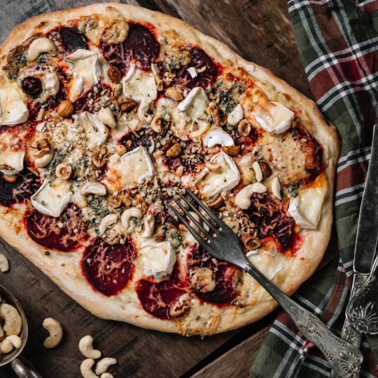 Pizza z pieczonymi burakami i orzechami (Fot. iStock)