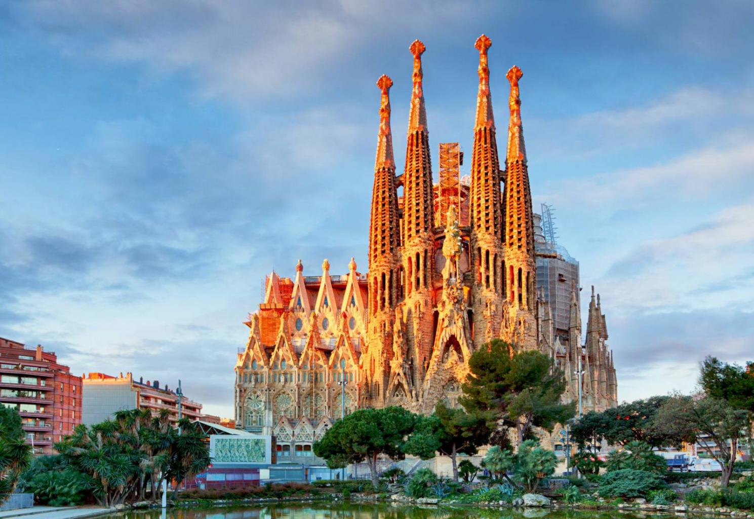  Barcelona to miejsce nieokiełznane niczym wyobraźnia Antonia Gaudiego. (Fot. iStock)