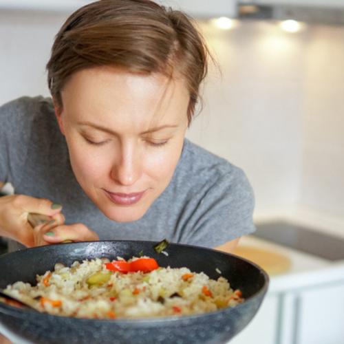 Według ajurwedy powinniśmy jeść nie tylko zdrowo. Mamy jeść to, co nam smakuje. (fot. iStock)