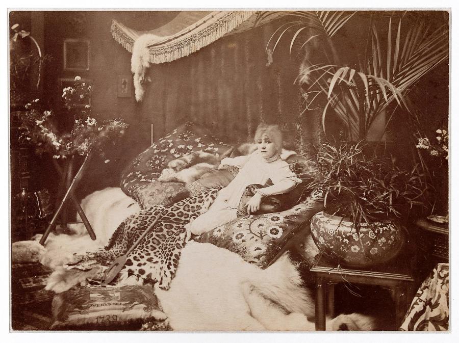 Sarah Bernhardt w swoim apartamencie. (Fot. public domain sourced / access rights from PWB Images / Alamy Stock Photo)