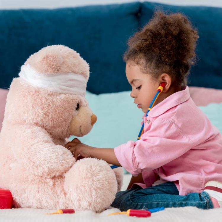 Zabawa odgrywa wiodącą rolę w rozwoju dziecka. Nie tylko pełni funkcję poznawczą czy edukacyjną, ale pozwala dziecku zrównoważyć negatywne emocje i lęki. (fot. iStock)