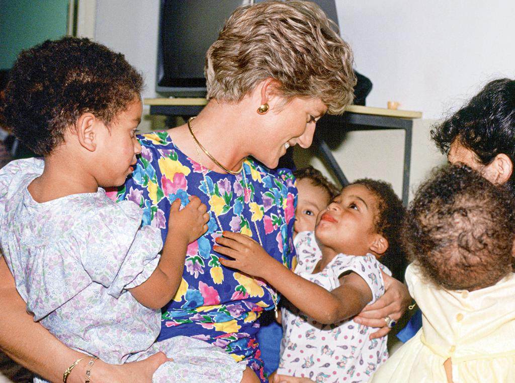 W ulubionej sukience od Davida Sassoona, z dziećmi z sierocińca w São Paolo (1991). (Fot. Getty Images)