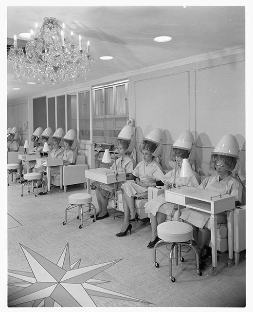 Salon fryzjerski w głównym nowojorskim kompleksie urodowym Heleny Rubinstein przy Piątej Alei, Biblioteka Kongresu Stanów Zjednoczonych (Fot. Archives Helena Rubinstein)