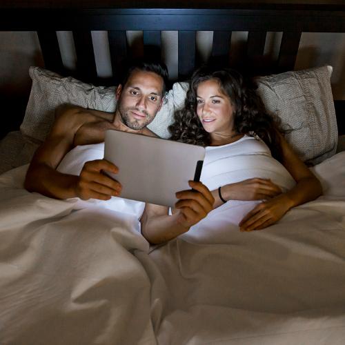 Oglądanie porno w parze może być korzystne – ale tylko pod warunkiem, że odbywa się za obopólną zgodą. (Fot. iStock)