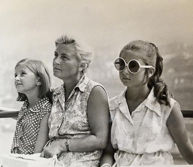 Majka Jeżowska z mamą, siostra Basia jest w okularach, w Bułgarii (ok. 1971–72) (Fot. archiwum prywatne)