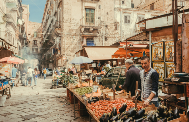 Targ warzywny z zabytkowym centrum stolicy wyspy – Palermo. (Fot. iStock)