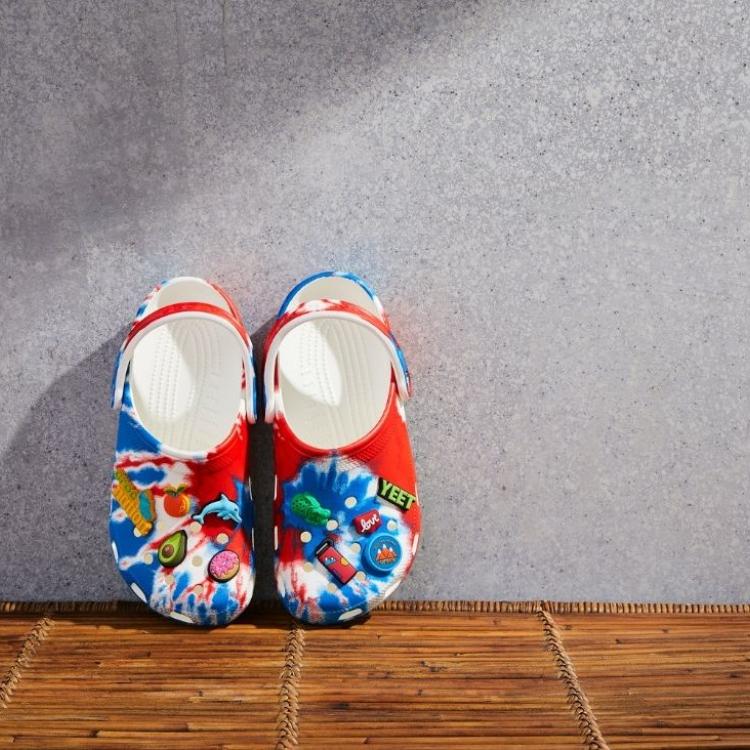Klasyczny but, kolorowy print i spersonalizowane przypinki Jibbitz - taki zestaw to oryginalny produkt, który zapewnia niepowtarzalność. (Fot. materiały prasowe)