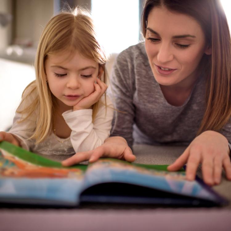 Czytanie dziecku książek to ważny element budowania relacji. (Fot. iStock)