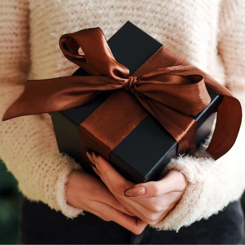Sprawdź, jakie prezenty przynoszą pecha. (Fot. Maryna Terletska/Getty Images)