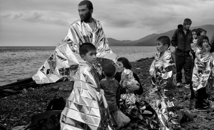 </a> „Kryzys uchodźczy”, Grecja (2015) – dwie rodziny z Afganistanu odpoczywają na wybrzeżu greckiej wyspy Lesbos, fot. MACIEK NABRDALIK
