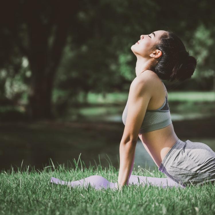 Latem i wczesną jesienią warto praktykować jogę na świeżym powietrzu. (fot. iStock)