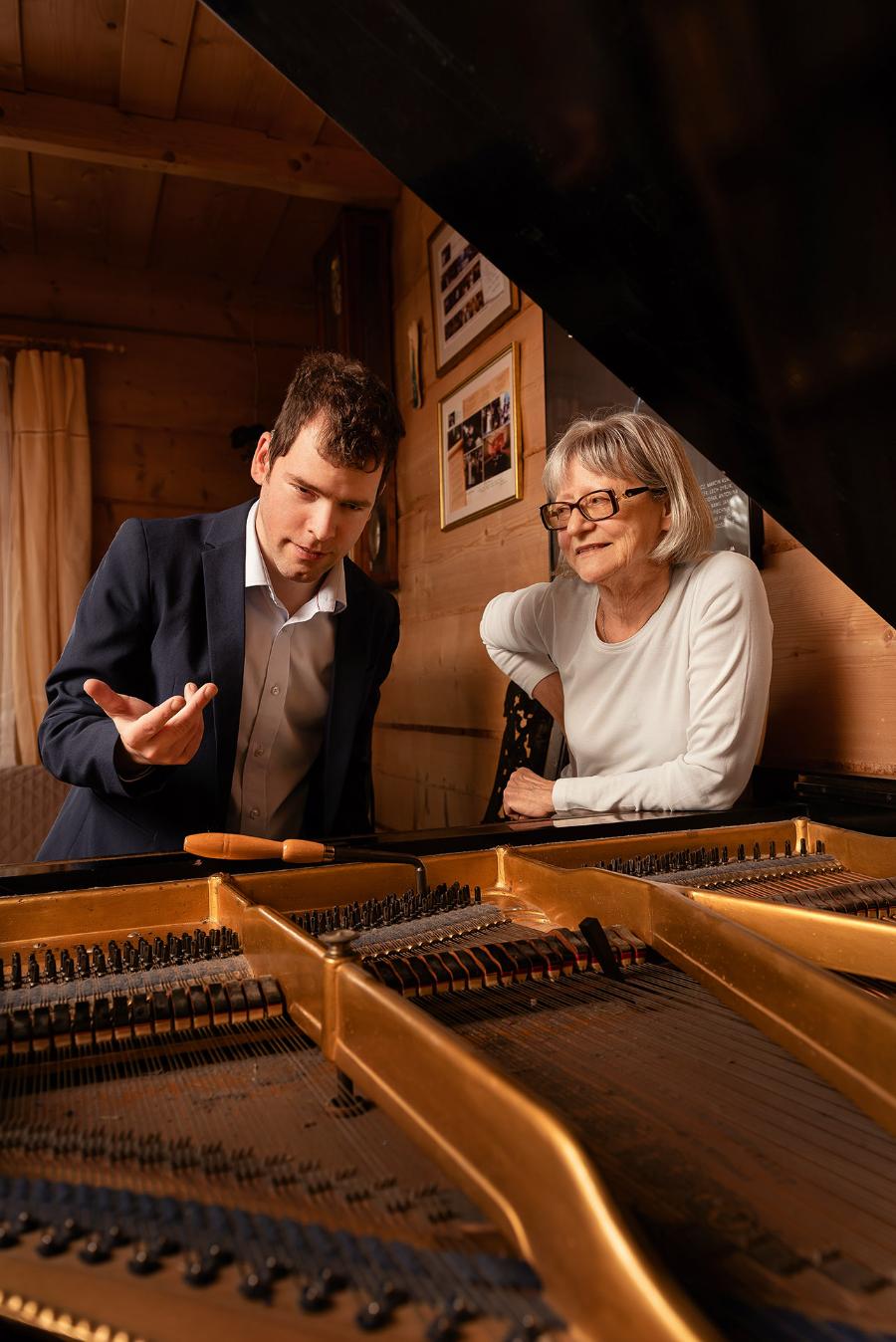 Gra na fortepianie i komponowanie muzyki to dla Grześka  najlepszy sposób na komunikowanie się ze światem. (Fot. Radek Kaźmierczak)