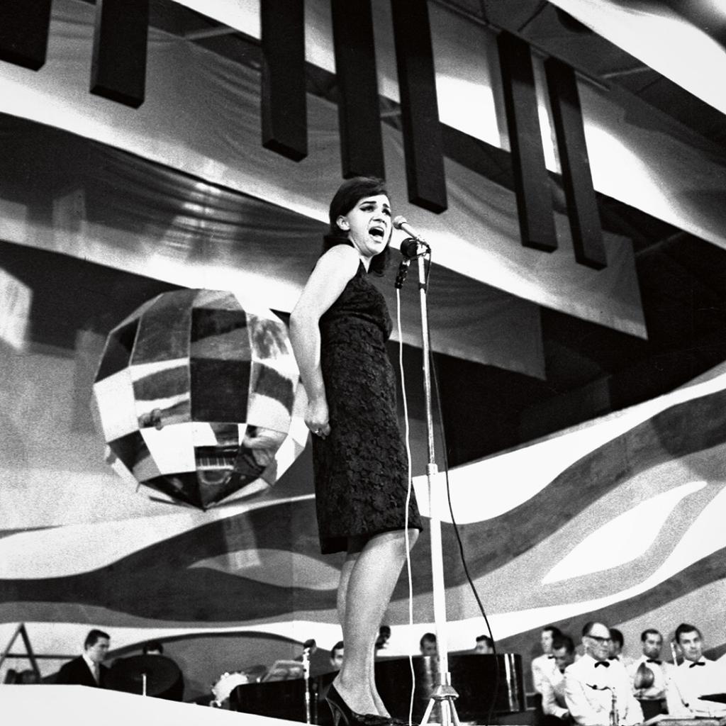 Ewa Demarczyk w czasie koncertu w hali Stoczni Gdańskiej w ramach festiwalu w Sopocie, 1963 rok (Fot. East News)