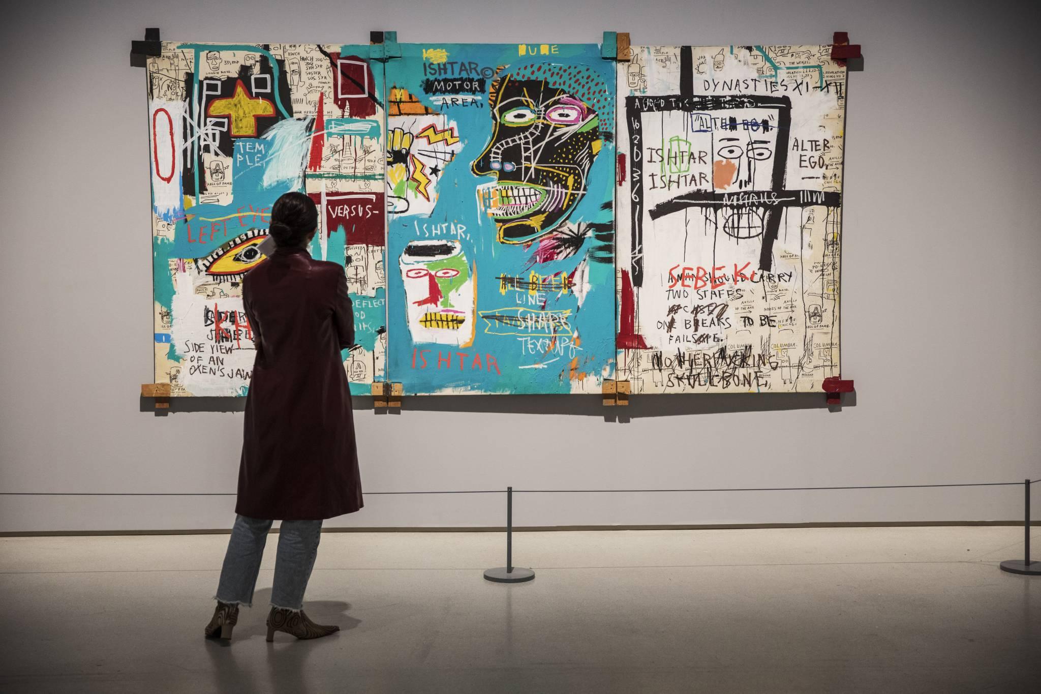 Prace Basquiata tętnią dzikością. Są prymitywne, niektórzy zarzucają mu, że nieco dziecinne. Sam mówił, że inspirują go czarnoskórzy niewolnicy przywożeni przed laty do Ameryki. (Fot. Forum)
