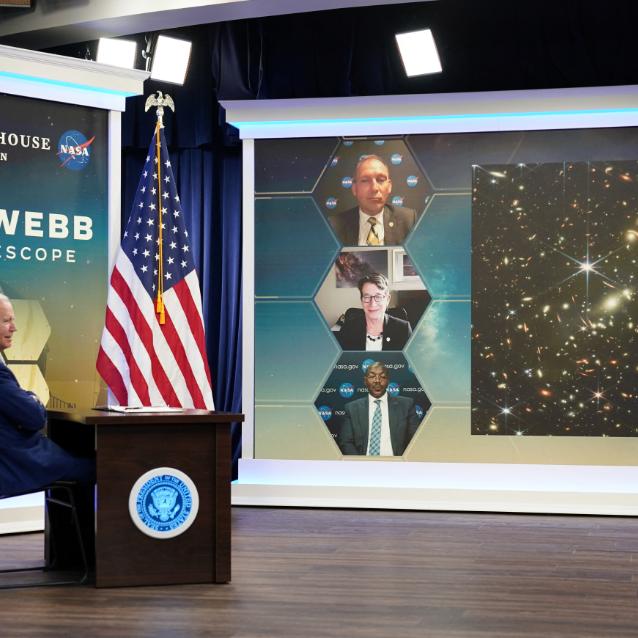 Prezydent Joe Biden ogląda w Białym Domu pierwsze zdjęcia przesłane przez teleskop Webba. (Fot. Kevin Lamarque/Reuters/ Forum)