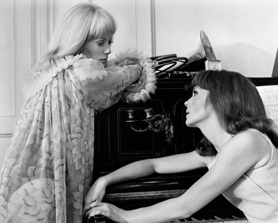 Catherine Deneuve z siostrą Francoise Dorleac w filmie „The Young Girls of Rochefort” (1967) (Fot. BEW Photo)